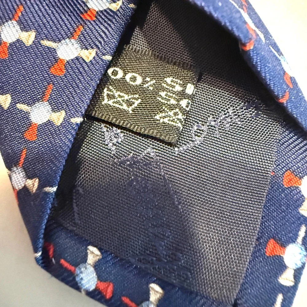 Salvatore Ferragamo Mens Navy Blue Silk Golf Tee Print Necktie Made in Italy